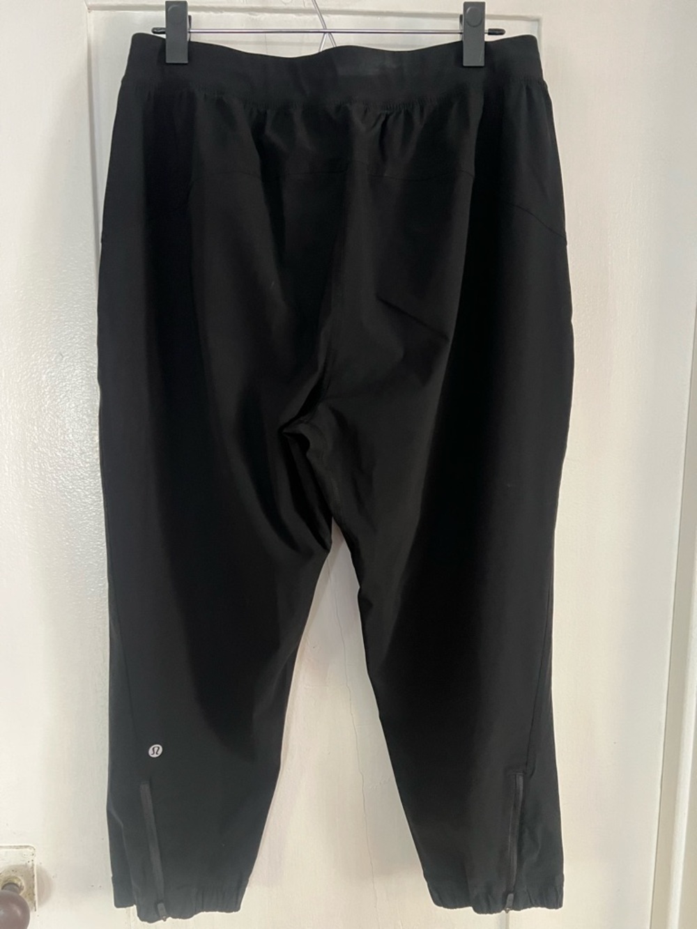 Lululemon Black Cropped Joggers. SIZE 10.